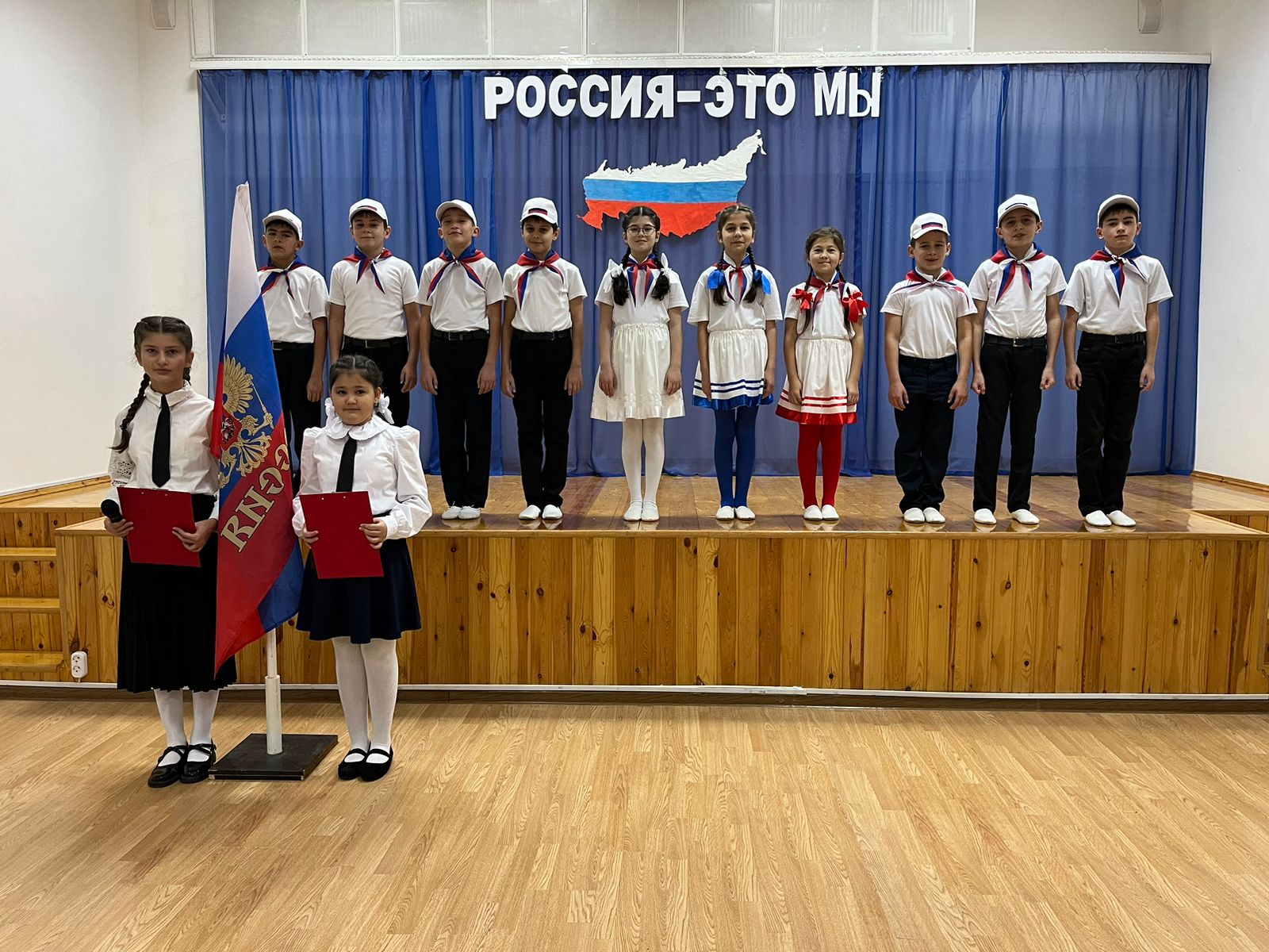 Еженедельная церемония внесения Государственного флага РФ.